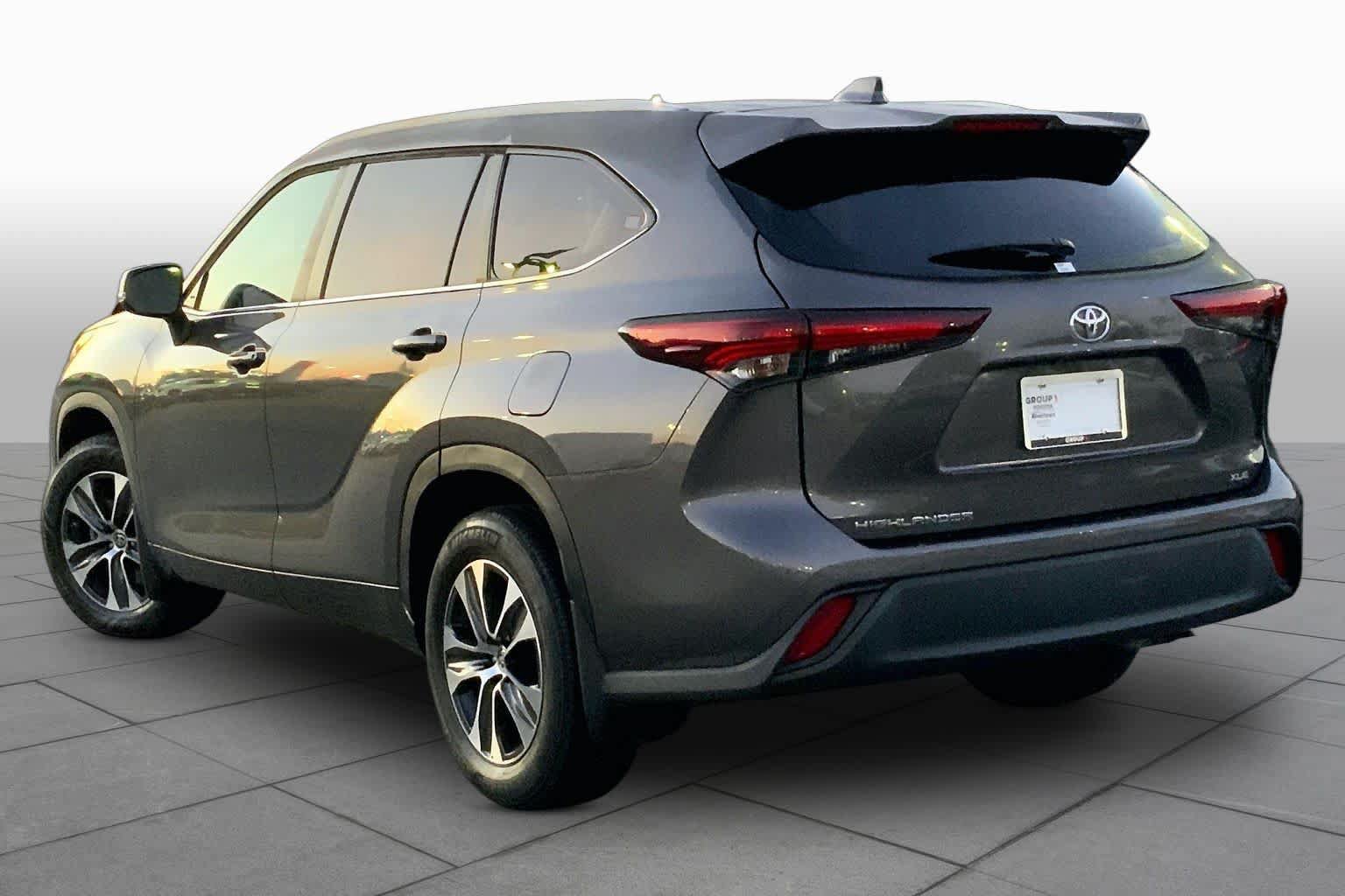 Used 2024 Toyota Highlander XLE FWD image 11