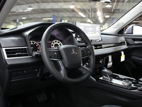 New 2026 Mitsubishi Outlander SE image 5