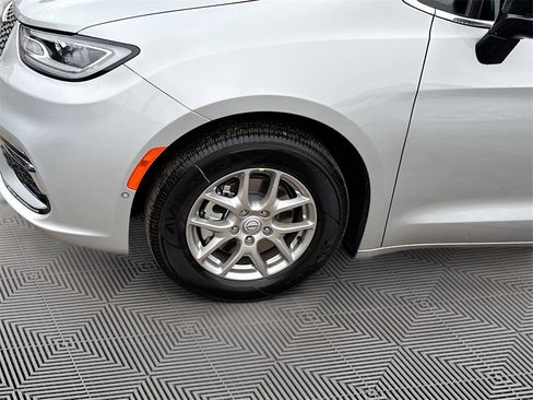New 2026 Chrysler Pacifica Select image 35