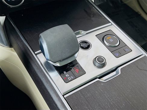 Used 2022 Land Rover Range Rover Long Wheelbase SE image 17