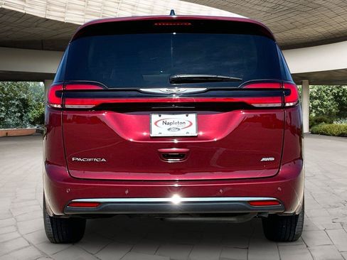 Used 2023 Chrysler Pacifica Touring-L AWD/4WD image 4