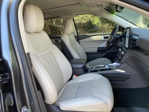 Used 2020 Ford Explorer Platinum w/ Premium Technology Package image 36