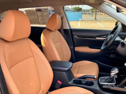 Certified 2024 Kia Seltos EX FWD image 11