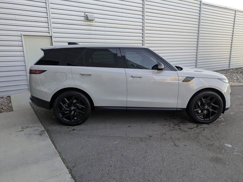 Used 2025 Land Rover Range Rover Sport SE image 9
