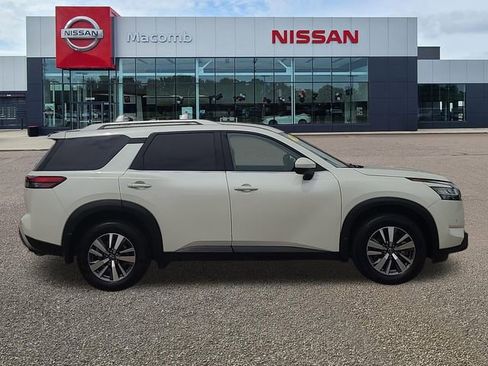 Used 2024 Nissan Pathfinder SL AWD/4WD image 8