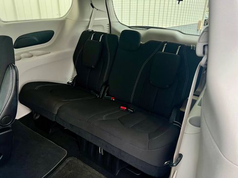 Used 2024 Chrysler Voyager LX image 32