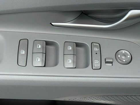 Used 2025 Hyundai Elantra SEL image 11