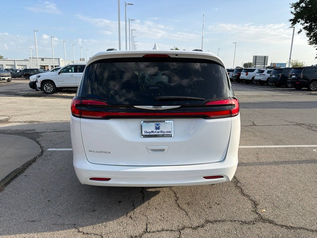 Used 2022 Chrysler Pacifica Touring-L FWD image 4
