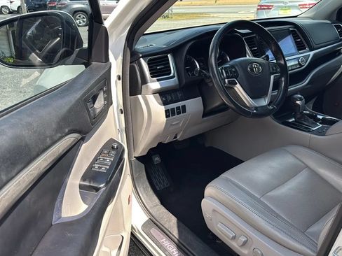 Used 2018 Toyota Highlander Limited FWD image 9