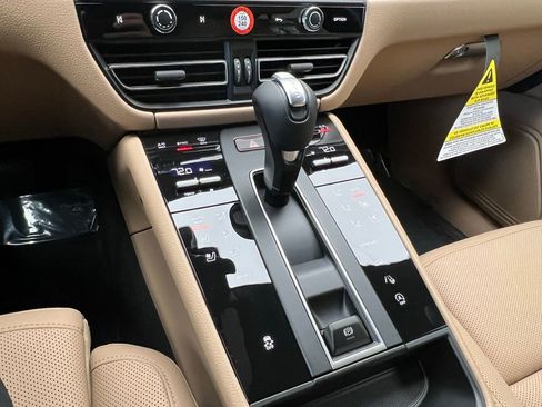 Used 2026 Porsche Macan AWD/4WD image 11
