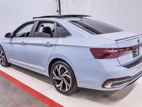 Used 2025 Volkswagen Jetta SEL image 8