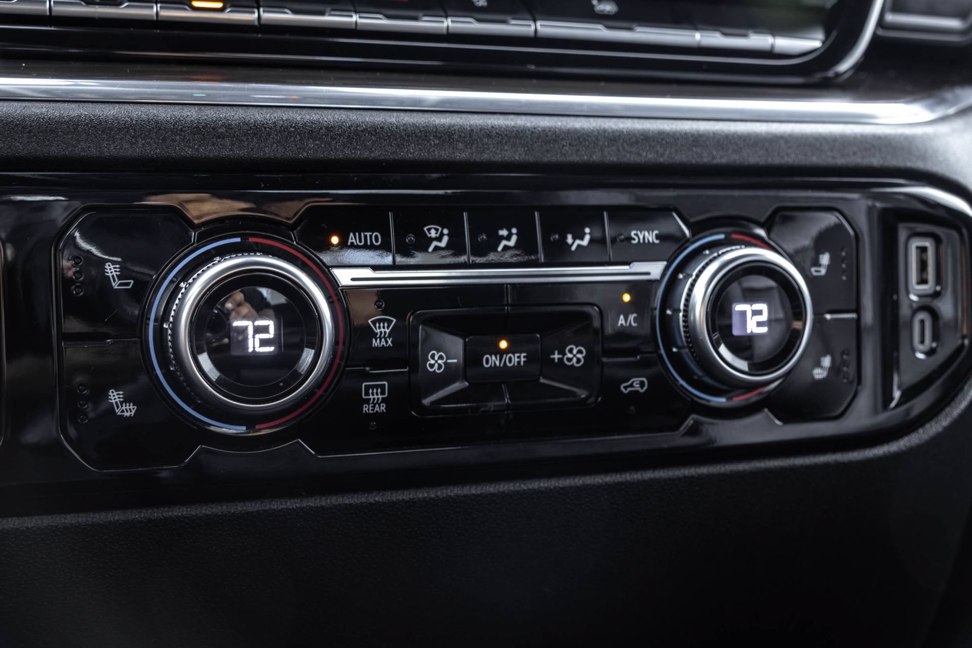 Used 2025 GMC Sierra 1500 SLT AWD/4WD image 32