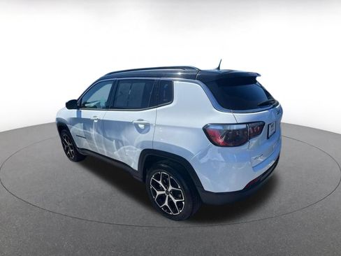 Used 2025 Jeep Compass Limited AWD/4WD image 3