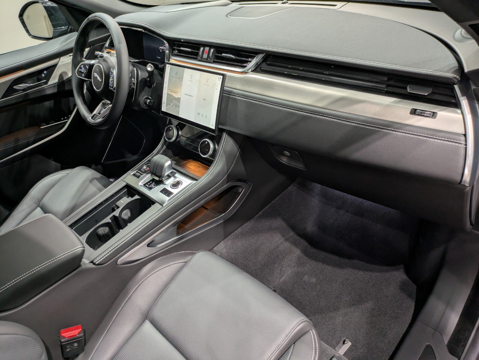 New 2026 Jaguar F-PACE R-Dynamic S AWD/4WD image 25