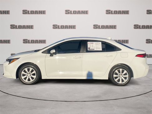 Used 2022 Toyota Corolla LE image 2