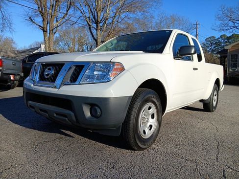 Used 2019 Nissan Frontier S image 2
