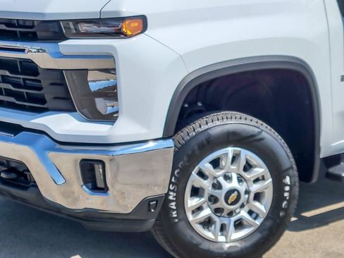 Used 2025 Chevrolet Silverado 2500 LT AWD/4WD image 5