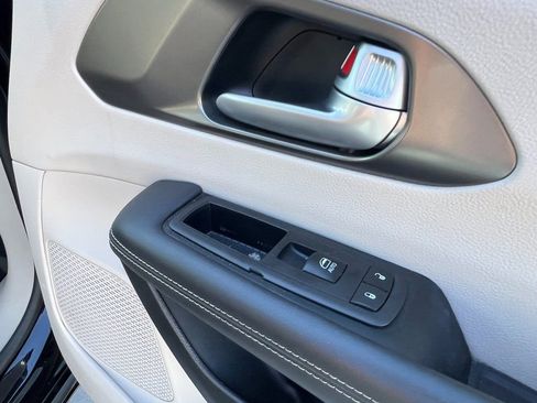 Used 2024 Chrysler Pacifica Touring-L image 15