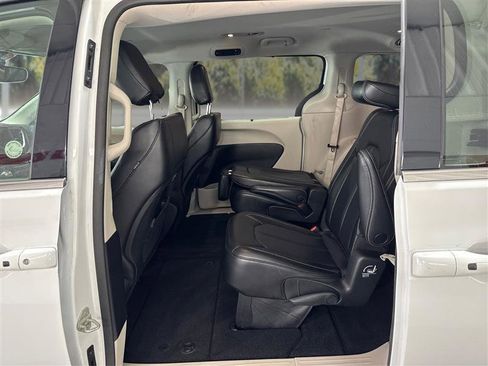 Used 2023 Chrysler Pacifica Touring-L image 10