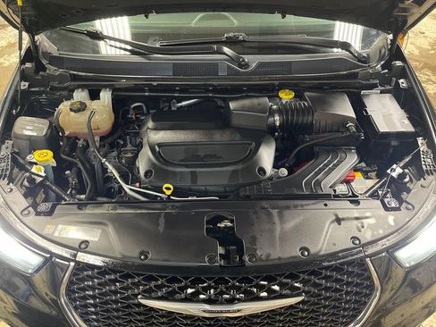 Used 2023 Chrysler Pacifica Touring-L FWD image 10