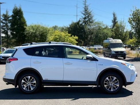 Used 2018 Toyota RAV4 XLE AWD/4WD image 6