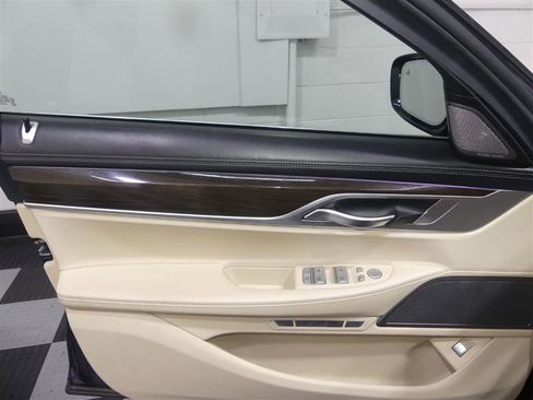 Used 2017 BMW 740i xDrive AWD/4WD image 18