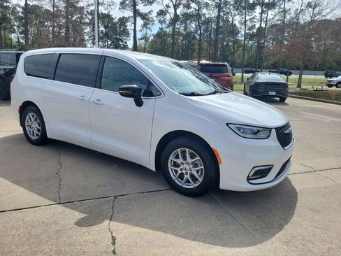 Used 2025 Chrysler Pacifica Select image 11