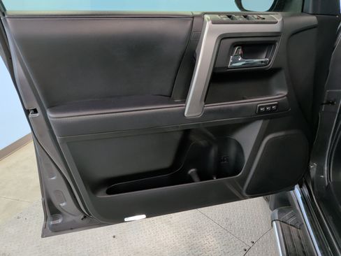 Used 2022 Toyota 4Runner Limited AWD/4WD image 26