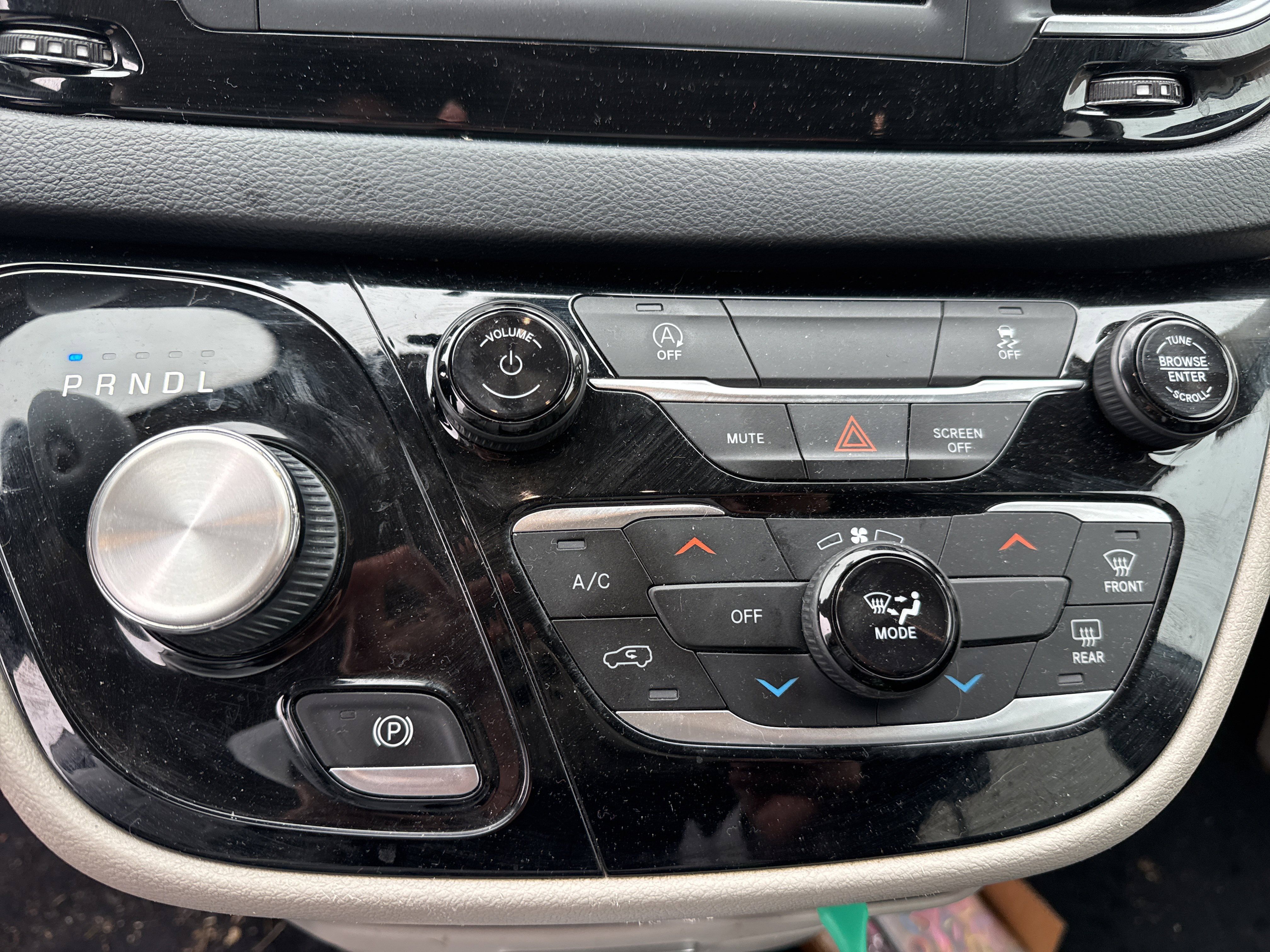 Used 2020 Chrysler Voyager Lxi FWD image 3