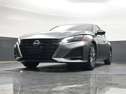 Used 2025 Nissan Altima 2.5 SV FWD image 32
