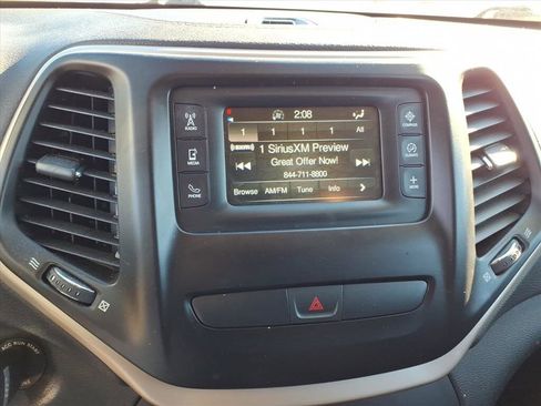 Used 2018 Jeep Cherokee Latitude w/ Cold Weather Group image 23