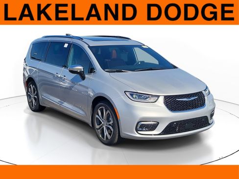 New 2026 Chrysler Pacifica Pinnacle image 1
