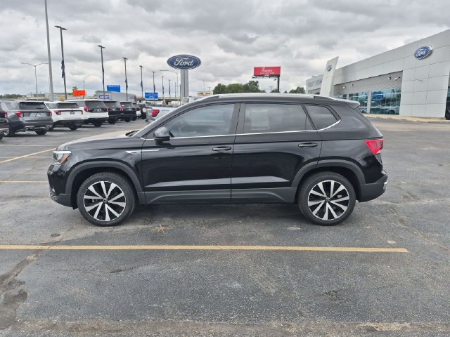 Used 2024 Volkswagen Taos SE w/ Panoramic Sunroof Package FWD image 4