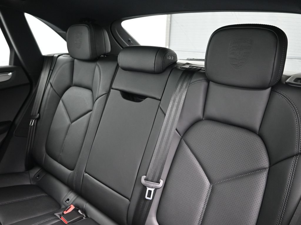 Certified 2026 Porsche Macan AWD/4WD image 6
