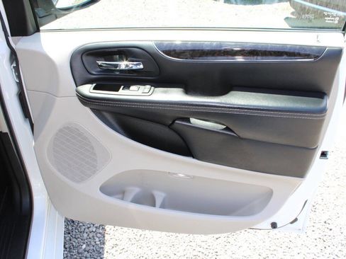 Used 2016 Chrysler Town & Country Touring FWD image 23