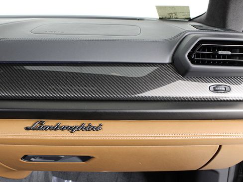 Used 2025 Lamborghini Urus SE AWD/4WD image 44