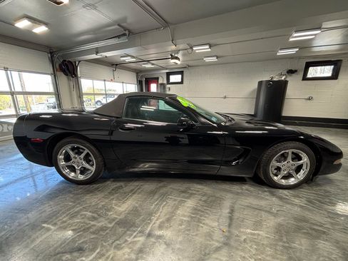 Used 2004 Chevrolet Corvette Convertible w/ Preferred Equipment Group RWD image 11