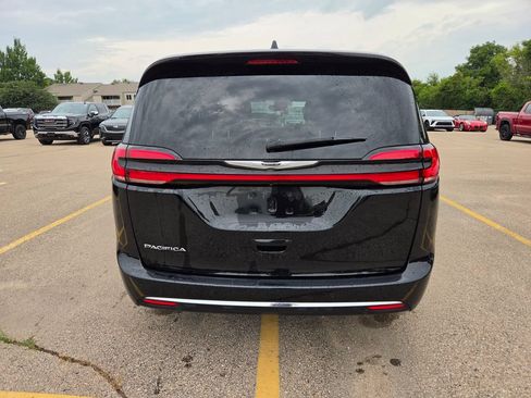 Used 2025 Chrysler Pacifica Select FWD image 5