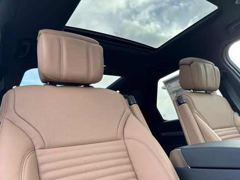 New 2025 Land Rover Discovery Dynamic SE AWD/4WD image 16