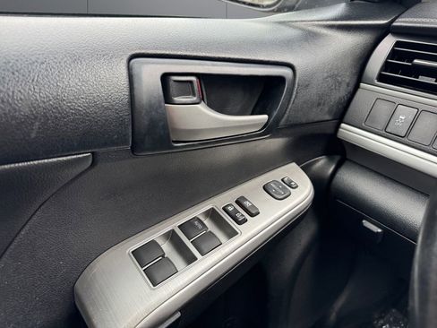 Used 2014 Toyota Camry SE FWD image 11