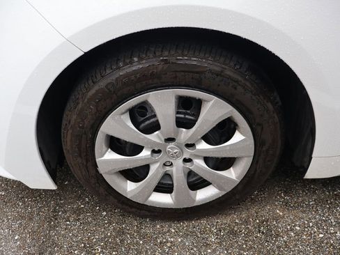 Used 2025 Toyota Corolla LE image 4