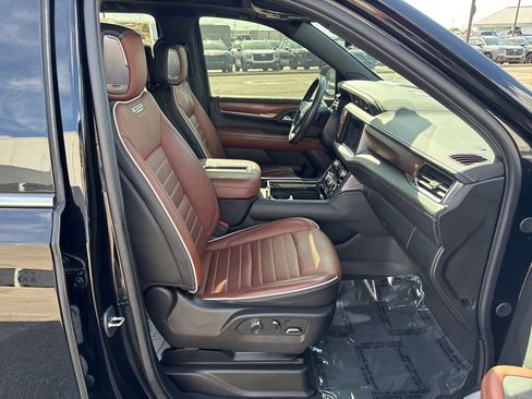 Used 2023 GMC Yukon Denali Ultimate w/ LPO, Floor Liner Package AWD/4WD image 10