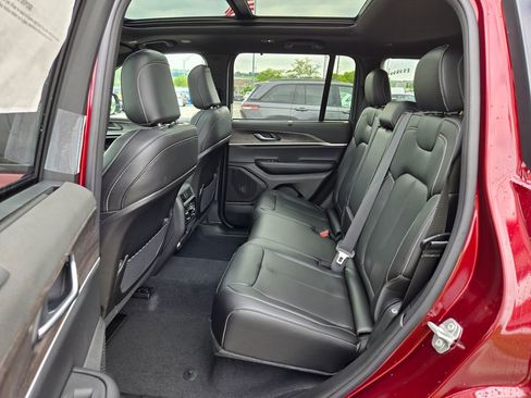 New 2025 Jeep Grand Cherokee Limited w/ Luxury Tech Group II image 28