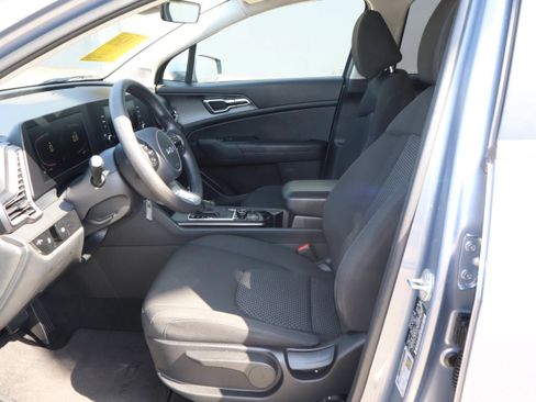 Used 2025 Kia Sportage LX FWD image 7