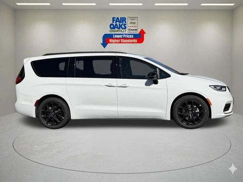 New 2026 Chrysler Pacifica Select w/ S Appearance Package FWD image 4