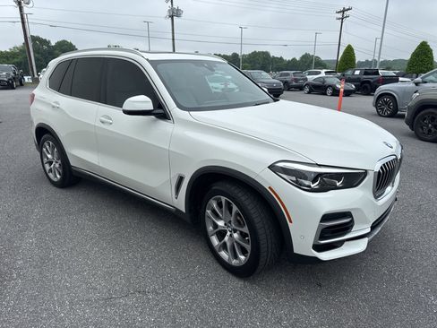 Used 2023 BMW X5 xDrive40i w/ Premium Package AWD/4WD image 3