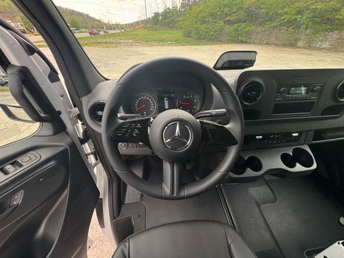 Used 2025 Mercedes-Benz Sprinter 2500 image 16
