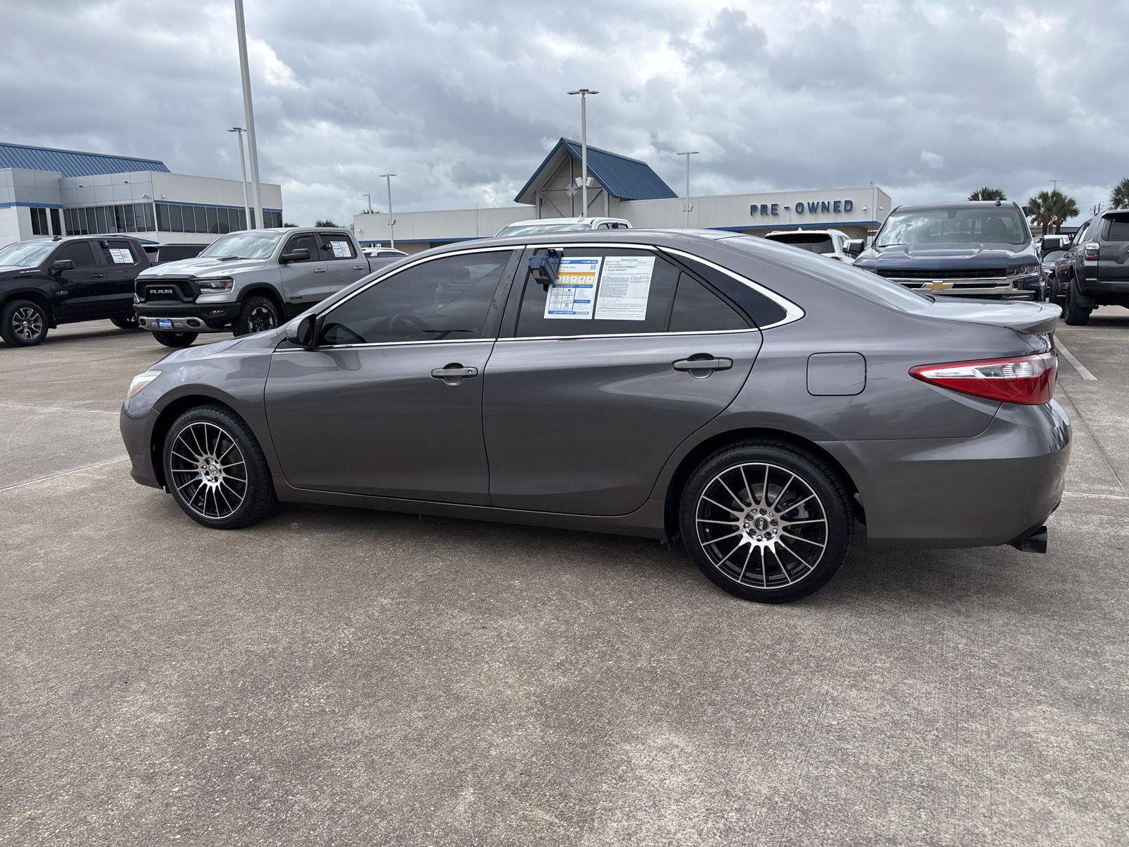 Used 2015 Toyota Camry SE FWD image 17