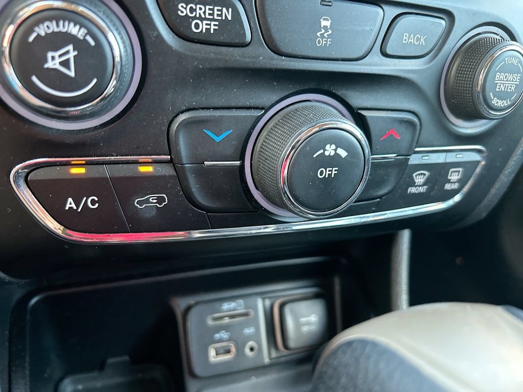 Used 2017 Jeep Cherokee Latitude FWD image 21