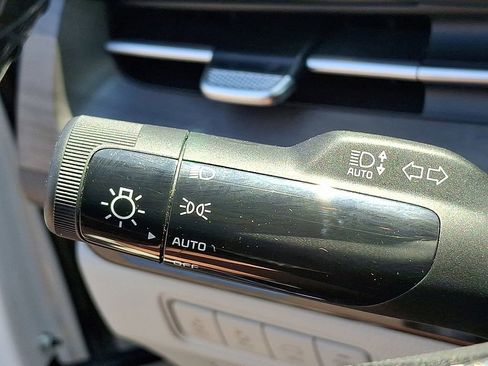 Used 2024 Kia Carnival EX FWD image 27